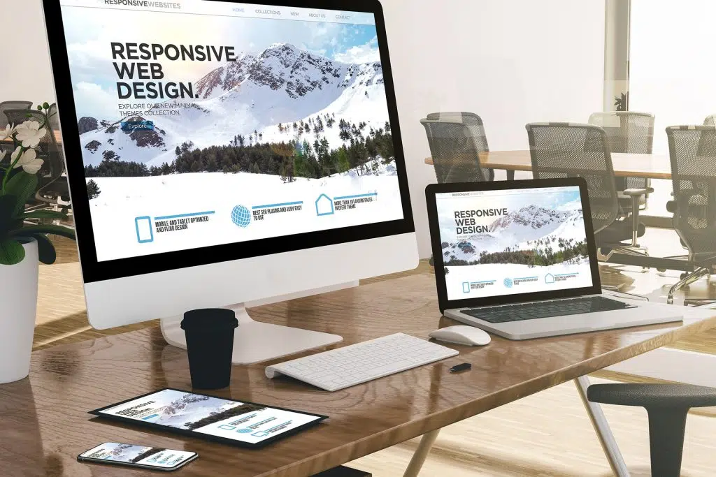 Monitor, Laptop, Tablet und Smartphone zeigen dieselbe Website, Symbolbild für Responsive Webdesign