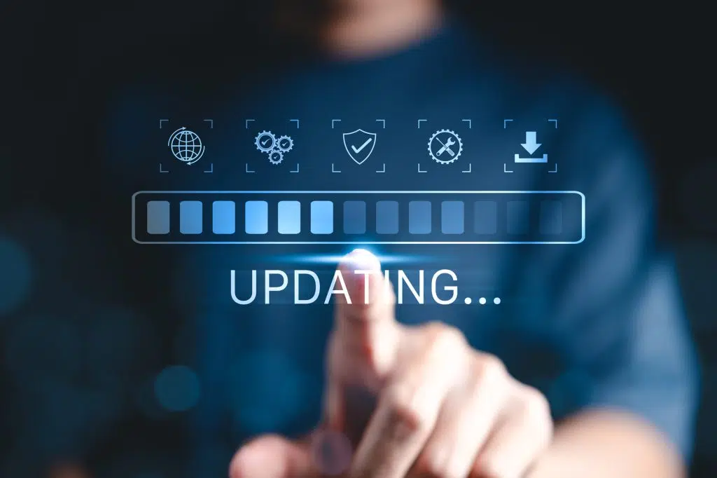 Finger tippt auf eine Update-Anzeige mit Fortschrittsbalken und Symbolen für Sicherheit und Wartung